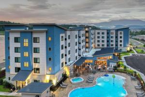 鸽子谷Residence Inn by Marriott Pigeon Forge的享有酒店空中美景,设有游泳池