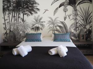 博尼法乔Songes d’été的一间卧室配有一张带两个枕头的床