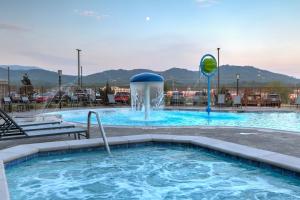 鸽子谷Residence Inn by Marriott Pigeon Forge的一个带喷泉的大型游泳池