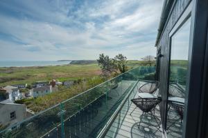 滕比Priory Bay Escapes - Visum的阳台配有两把椅子,享有海景。