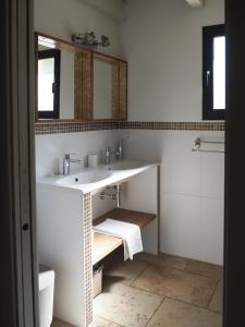 博尼法乔Songes d’été的白色的浴室设有水槽和镜子