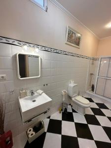 FaialResidência Mendonça的浴室铺有黑白格子地板。