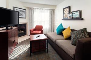 Cottonwood Heights盐湖城杨木住宅旅馆的带沙发和电视的客厅