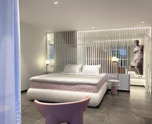 尼基亚娜Thomais Boutique Hotel的一间卧室配有一张床和两张粉红色的椅子