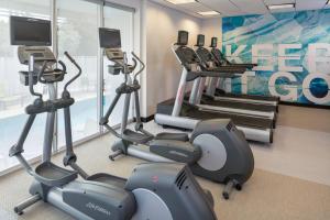 迈阿密迈阿密市中心/医疗中心春季山丘套房酒店的健身房设有跑步机和椭圆机