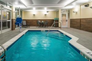 堪萨斯城Fairfield by Marriott Inn & Suites Kansas City North, Gladstone的游泳池,位于酒店带游泳池的房间内