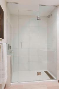 圣亚森特Sheraton Saint-Hyacinthe Hotel的浴室里设有玻璃门淋浴
