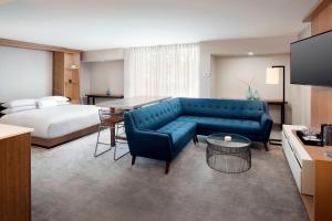 埃弗里特埃弗里特万豪西雅图德尔塔酒店的酒店客房配有蓝色的沙发和床。