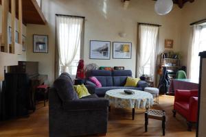 庞特维德拉-MORC-beds & rooms-(home sharing)-的客厅配有蓝色的沙发和桌子
