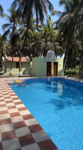 索姆纳特Dwarkesh Farm&Resort的棕榈树度假村的游泳池
