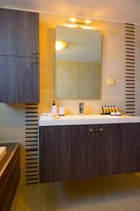 伊罗达Elounda Blue Waves Residence的一间带水槽和镜子的浴室