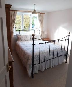 WelburnEntire house, Crambeck,Welburn, near Castle Howard的一间卧室设有一张床和一个窗口