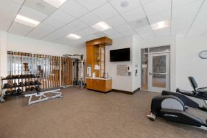 普拉森SpringHill Suites by Marriott Anaheim Placentia Fullerton的健身房设有有氧器材,房间配有电视