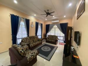 大山脚Idaman homestay的带沙发和吊扇的客厅