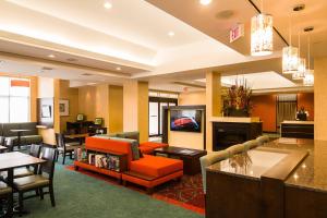 渥太华万豪渥太华机场原住客栈的酒店大堂设有等候区和电视。