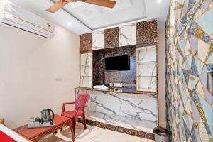 布巴内什瓦尔OYO Pratikshya A1 Residency的客厅的墙上配有电视