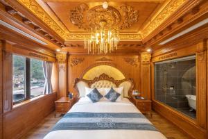 木州县Glenda Tower Moc Chau Hotel的一间卧室配有一张大床和一个吊灯。