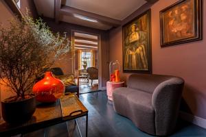 霍恩De Ginkgo in het hart van Hoorn的客厅配有沙发和桌子上的花瓶