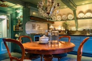 霍恩De Ginkgo in het hart van Hoorn的厨房配有带椅子的木桌和吊灯。
