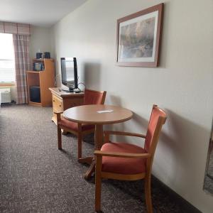 德卢斯Duluth Inn & Suites Near Spirit Mountain的酒店客房配有桌椅和书桌