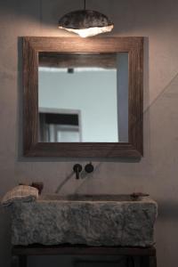 FloreffeChambres de Gilberoux的浴室设有镜子和石水槽
