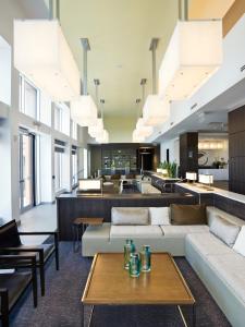 沃恩沃恩西南元素酒店的开放式客厅配有沙发和桌子