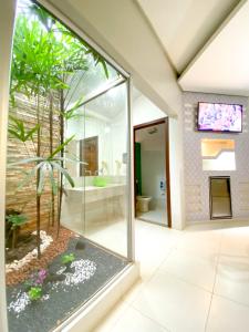 里奥韦尔迪Rodotel Vênus Prime的一间带大玻璃窗和卫生间的浴室