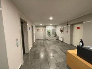 巴库Azure apart的办公室里一个有植物的空走廊