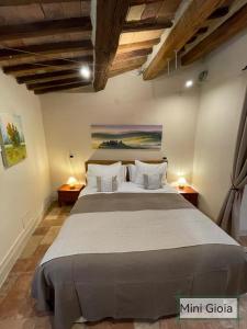 皮恩扎PienzaLettings "Casa Gioia"的一间卧室,卧室内配有一张大床