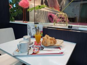 波伊奥蓬特韦德拉金星汽车旅馆的一张桌子,上面放着一个食品和饮料托盘