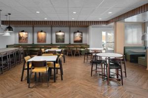 日内瓦湖Fairfield Inn & Suites by Marriott Lake Geneva的一间带桌椅的餐厅和一间酒吧