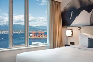 温哥华温哥华市中心万豪德尔塔酒店 的酒店客房设有一张床和一个大窗户