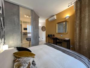 米兰Holy-Day Rooms Milano的一间卧室配有一张床和一张书桌