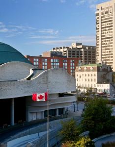 加蒂诺Four Points by Sheraton Hotel & Conference Centre Gatineau-Ottawa的悬挂在建筑物前的吊旗