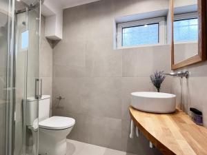 基维利奥Meli Apartments & Villas的一间带水槽和卫生间的浴室
