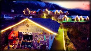 库夫里Apple Retreat Resort的夜晚点亮的房屋,灯火在里面