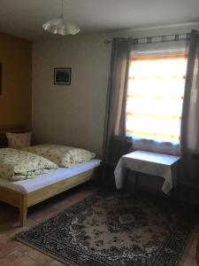 大基希海姆Guesthouse Mountain View的一间卧室设有两张床和窗户。