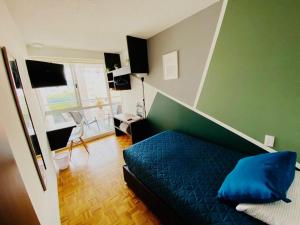 墨西哥城Allegro Polanco的一间卧室设有蓝色的床和绿色的墙壁