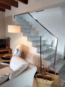 卡拉莫若尔Villa Amor的带沙发和玻璃楼梯的客厅
