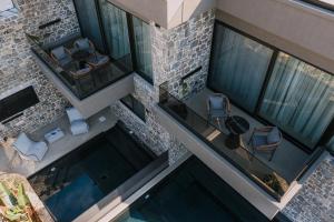 纳夫普利翁Opal Executive Suites的享有别墅内游泳池的顶部景致