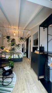 赞德沃特Royal Green的一间带两张双层床的卧室和一间带桌子的房间
