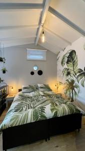 赞德沃特Royal Green的卧室配有一张挂在墙上的植物床