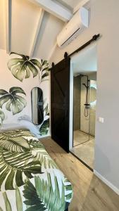 赞德沃特Royal Green的一间卧室配有一张床和镜子