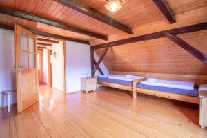 班斯卡比斯特里察River Valley View House的木房内设有两张床的房间