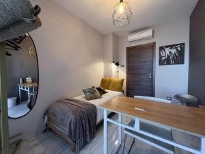 米兰Holy-Day Rooms Milano的一间卧室配有一张床、一张书桌和一面镜子