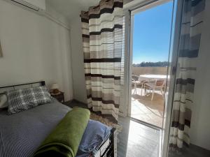 拉布Apartments Maričić Banjol的一间卧室设有一张床和一个滑动玻璃门
