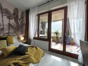 米兰Holy-Day Rooms Milano的一间卧室设有一张床和一个大型玻璃门