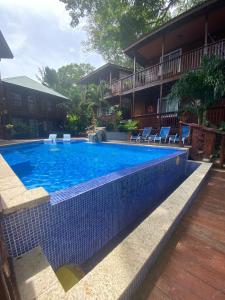 桑迪湾Blue Bahia Resort的房屋前的游泳池