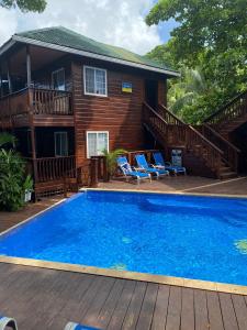 桑迪湾Blue Bahia Resort的房屋前设有大型游泳池的房子