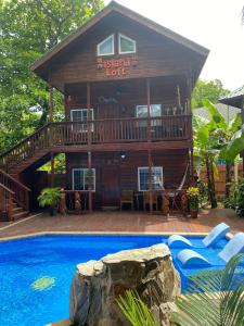 桑迪湾Blue Bahia Resort的小木屋设有甲板和游泳池